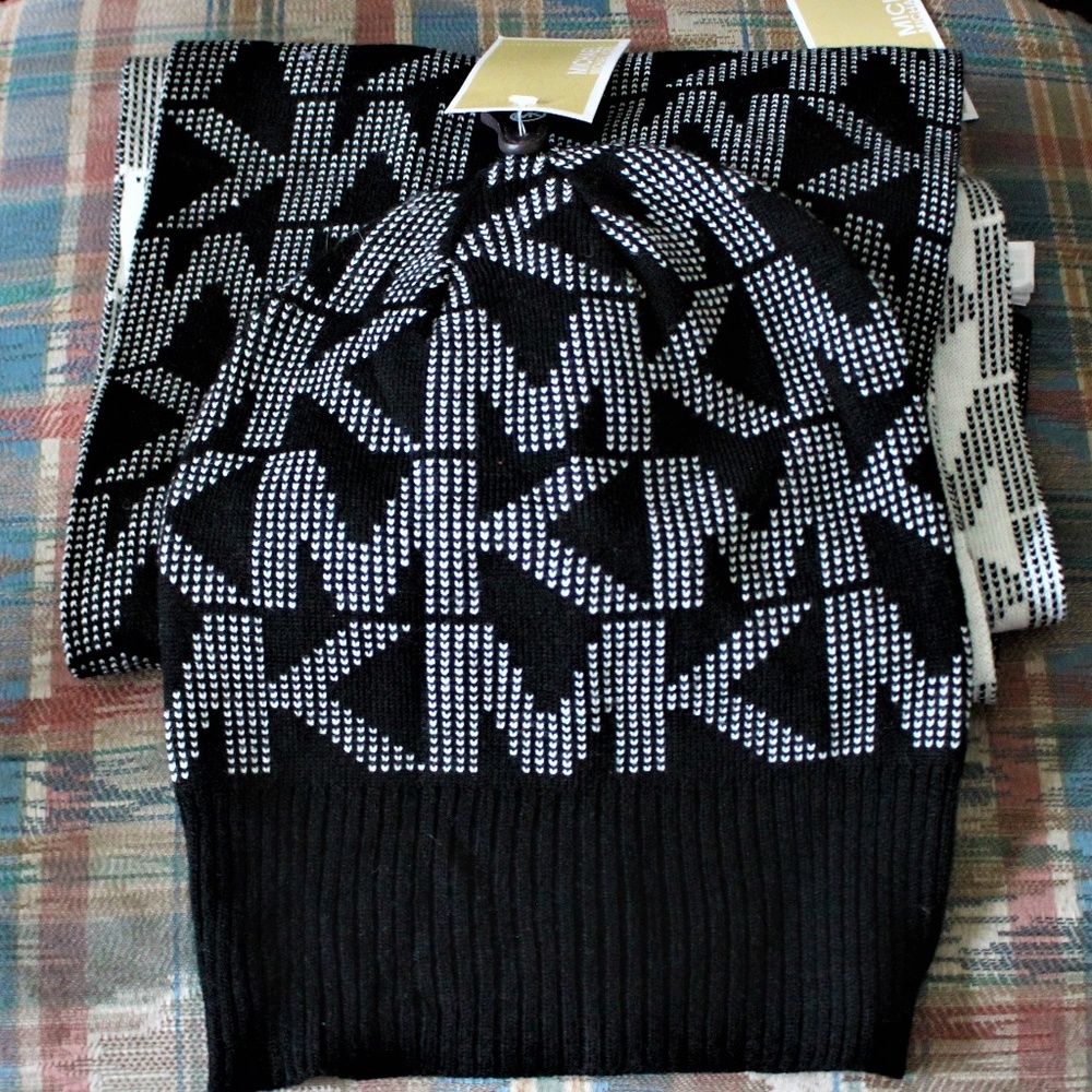 Micheal Kors Scarf Set